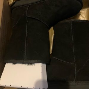 Koolaburra by Ugg size 8 short boots